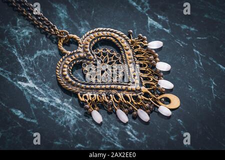 Anhänger im Ethno-Boho-Stil mit weißen Perlen Stockfoto