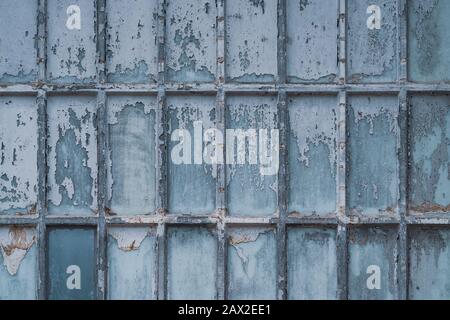Textur eines alten Gitterfensters einer verlassenen Fabrik Stockfoto
