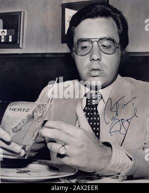 1971 , november , USA : Der gefeierte Filmregisseur PETER BODGANOVICH ( geboren am 30. Juli 1939 in Kingston, New York ) zur Zeit seines Films The Last Picture Show ( L'ultimo spettacolo ) - KINO - FILM - REGISTA CINEMATOGRAFICO - Krawatte - Cravatta - pois - Polka Dots - Linse - occhiali da vista - ray-Bann - ray Bann - AUTOGRAFO - AUTOGRAPH - Signatur - Firma - - --- Archivio GBB Stockfoto