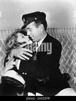 1944 , USA : Der Filmschauspieler HUMPHREY BOGART mit Frau LAUREN BACALL ( geborene Betty Weinstein Perske , New York 1924 ) hat UND HAT NICHT ( Acque del Sud ) von Howard Hawks. Aus einem Roman von Ernest Hemingway - FILM - KINO - FILM - FILM - Film - Liebhaber - innamorati - Amanti - Profilo - Profil - Kuss - Bacio - Bionda - blondes Haar - Blondie - Capelli biondi - dunkle Dame - Darklady - Darklady - Dark-Lady - - - - - -- - Archivio GBB Stockfoto