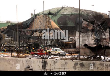 Verwüstungen um Das Öllager Buncefield nach einer großen Explosion und einem Brand am 11. Dezember 2005.Das Öllagerterminal Hertfordshire in der Nähe von Hemel Hempstead in Hertfordshire war das fünftgrößte Treibstofflager in Großbritannien. Stockfoto