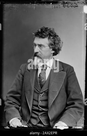 1875 Ca, USA: Der amerikanische Fotograf MATHEW B. BRADY (ca. Das Selbstporträt von Äì ( ) von   war einer der gefeiertsten amerikanischen Fotografen des 19. Jahrhunderts, der vor allem für seine Porträts von Berühmtheiten und seine Dokumentation des amerikanischen Bürgerkrieges bekannt ist. Ihm wird zugeschrieben, Vater des Fotojournalismus zu sein. - AUTORITRATTO - FOTOGRAFO - FOTOGRAF - uomo anziano vecchio - scienziato - Bart - Barba - Alter Mann - FOTO STORICA STORICHE - GESCHICHTE - STORIA DELLA FOTOGRAFIA - Krawatte - Krawatte - Kragen - Colletto - Schnurrbart - Baffi - Barba - Bart - occhiali da vista - Linse - Panciotto Stockfoto