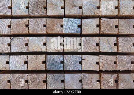 Gestapelte neue Holzbalken mit Nut Stockfoto