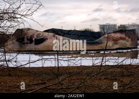 Verwüstungen um Das Öllager Buncefield nach einer großen Explosion und einem Brand am 11. Dezember 2005.Das Öllagerterminal Hertfordshire in der Nähe von Hemel Hempstead in Hertfordshire war das fünftgrößte Treibstofflager in Großbritannien. Stockfoto