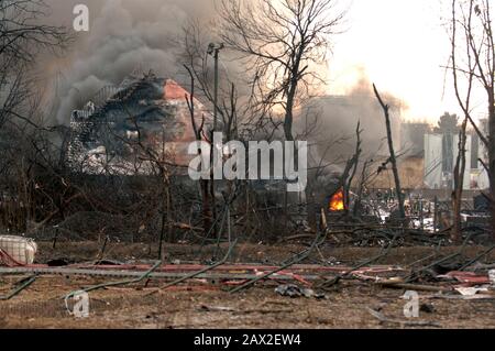 Verwüstungen um Das Öllager Buncefield nach einer großen Explosion und einem Brand am 11. Dezember 2005.Das Öllagerterminal Hertfordshire in der Nähe von Hemel Hempstead in Hertfordshire war das fünftgrößte Treibstofflager in Großbritannien. Stockfoto