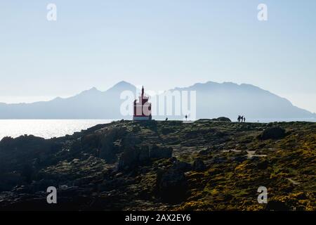 Alter Leuchtturm in Punta Robaleira, Cabo Home, Galicien, Spanien. Stockfoto