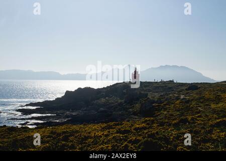 Alter Leuchtturm in Punta Robaleira, Cabo Home, Galicien, Spanien. Stockfoto