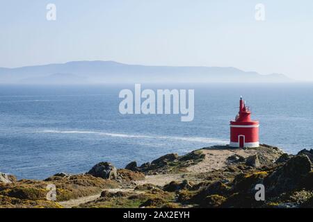 Alter Leuchtturm in Punta Robaleira, Cabo Home, Galicien, Spanien. Stockfoto