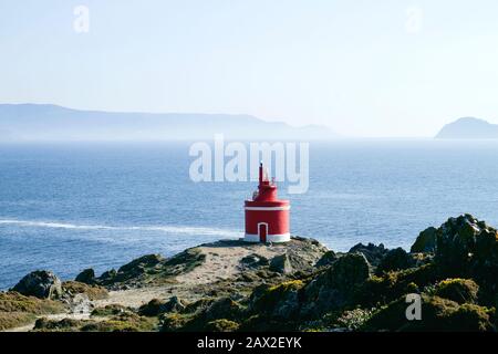 Alter Leuchtturm in Punta Robaleira, Cabo Home, Galicien, Spanien. Stockfoto