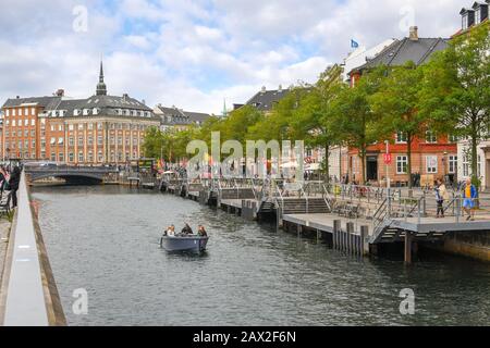 Eine Gruppe von Menschen genießen Sie einen Canal Cruise in der Nähe von Van Stranden und das historische Zentrum an einem bewölkten Herbst Tag in Kopenhagen, Dänemark. Stockfoto