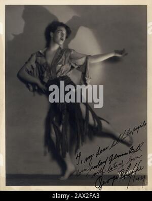 1929, San Francisco, USA: Der amerikanische Tänzer, Choreograf und Journalist GEORGE CHAFFEE (* 1907; † 1984), Foto von De Forrest, San Francisco. Nach dem Tanz in Europa mit Michel Fokine und Michail Mordkin wurde Ende der 30er Jahre ein führender Star am Metropolitan Opera Ballet in New York. Gründer seiner Tanzfirma seit 30 Jahren in New york mit Gelehrten wie ALICIA ALONSO und JOHN GILPIN . Ende der 40er Jahre schrieb die Kolumne BALLETTOPHILE im TANZMAGAZIN . Wissen Sie für seine riesige Ballettsammlung (Drucke, Bücher, Skulpturen, Malerei und andere), die an New York Public Library Dance gegibt wurde Stockfoto