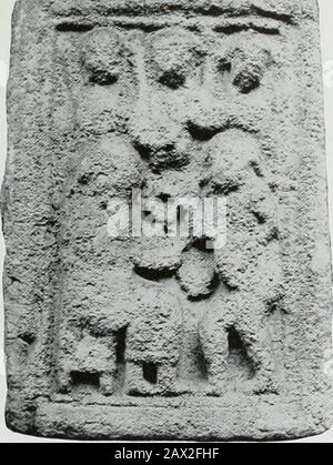 Muiredach, Abt. Monasterboice, 890-923 n. Chr.; sein Leben und seine Umgebung. E ausgestreckte Hand der Macht, die keinen offensichtlichen Zweck erfüllte. Dennoch glaube ich, dass es eine Bedeutung hat und dass es an diesem par-ticular Ort in einer Absicht liegt, die es zu einer der größten Schönheiten des Kreuzes macht. Er wird auf dem einen Teil des Crosswhere platziert, auf dem der Zuschauer die Hand über seinem eigenen Kopf sehen kann. Der Zuschauer MONASTERBOICE 79 ist in diesem Fall die Fertigstellung des Gremiums: Ihm gegenüber ist die Handof Providence gestreckt. Dieses Gremium ist gewissermaßen das persönliche Messagevon Muireda Stockfoto