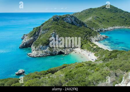 Strand von Porto Timoni in Korfu, Griechenland. Doppelte Strandbucht, azurblaues Meer und grüne Felslandschaft in der Nähe des Dorfes Agios Georgios Pagon. Stockfoto