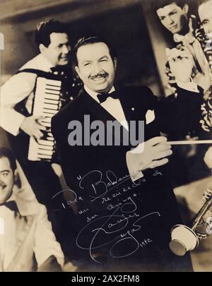 1942, USA: Der gefeierte Musikkomponist und Regisseur XAVIER CUGAT (* 1900; † 1990). War ein Spanisch-amerikanischer Bandleader, der seine prägenden Jahre in Havanna, Kuba, verbrachte. Als ausgebildeter Geiger und Arrangeur war er eine Schlüsselpersönlichkeit bei der Verbreitung lateinischer Musik in der populären Musik der Vereinigten Staaten. Er war auch ein Cartoonist und ein erfolgreicher Geschäftsmann . Schauspielerin und Sängerin Abbe Lane von 1952 bis 1964 . Auf diesem Foto im Film in Hollywood titled ' The Heat's On '( 1943 ) von Gregory Ratoff mit Mae West - MAMBO - RUMBA - MUSIC - MUSICA LATINO AMERICANA - DIRETTORE D' ORCHESTER - Compositore - smi Stockfoto