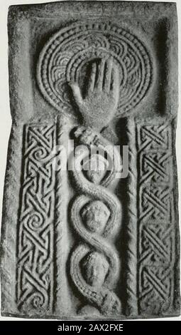 Muiredach, Abt. Monasterboice, 890-923 n. Chr.; sein Leben und seine Umgebung. Schauen und leben, um Ihn durch jede Gestalt zu begrenzen, heulemajestätisch, wurde als eine Reverenz empfunden. Mit einigen wenigen individuellen Exzessen war es erst im zwölften oder dreizehnten Jahrhundert wieder so, dass die Kunst wieder aufgenommen wurde, um die Ähnlichkeit Gottes mit dem Vater zu machen. Vor dieser Zeit war die thenormale Weise, auf das göttliche Eingreifen in Die Schöpfung und in Die Provi-Dence hinzuweisen, indem sie eine Hand darstellte, die aus den Wolken und der dicken Dunkel herausgab, die der Psalmist und der Prophet als um den Thron herum beschrieben hatten. Und hier und bei Clonmacnois das Sculpto Stockfoto