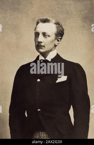 Das französische Festzelt Paul Ernest Boniface ' BONI ' DE CASTELLANE (* um 1900; † 1932), Foto von WALERY, Freund des gefeierten Schriftstellers Marcel Proust. Er heiratete die reiche amerikanische Erbin Anna Gould (* 1875 in Manhattan, New York; † 1961), die Tochter von Jay Gould, dem Räuberbaron . Sie haben 5 Söhne. Sie ließen sich 1906 scheiden, nachdem Bonifatius etwa 10 Millionen Dollar des Geldes ihrer Familie ausgegeben hatte. Bonifatius beantragte daraufhin im Jahr 1924 eine Aufhebung durch den Vatikan. - MARQUIS - nobiltà francese - Adel - ritratto - Porträt - BELLE EPOQUE - Baffi - Schnurrbart - Stockfoto