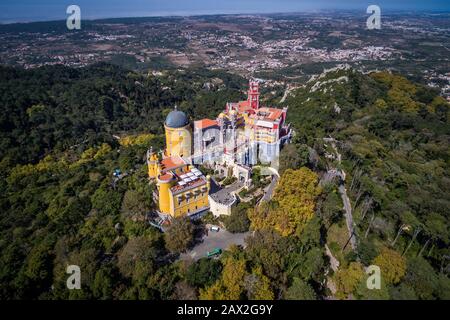 Sintra, Portugal, Luftaufnahme des Parks und des Nationalpalasts von Pena. Stockfoto