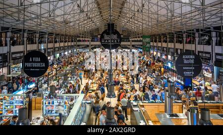 Menschen auf dem Time Out Market Lisboa, einer Lebensmittelhalle und einer großen Touristenattraktion im Mercado da Ribeira in Cais do Sodre, Lissabon, Portugal. Stockfoto