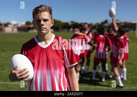 Rugbyspieler steht mit dem Ball Stockfoto