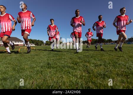 Rugbyspieler laufen Stockfoto