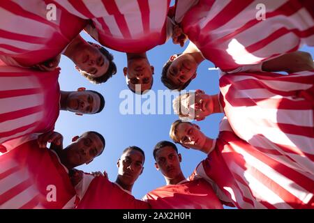 Rugbyspieler im Kreis Stockfoto