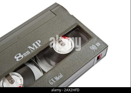 Video8-Kassette auf weißem Hintergrund isoliert. Selektiver Fokus. Stockfoto