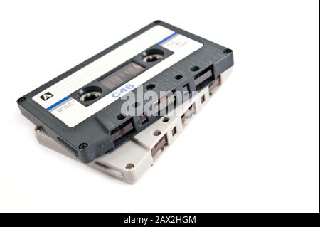 Audiokassetten auf weißem Hintergrund. Stockfoto