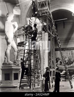 1950 , FLORENZ , ITALIEN : Die Statue DAVID des gefeierten Bildhauers MICHELANGELO BONARROTI im Film DER TITAN: GESCHICHTE VON MICHELANGELO ( 1950 - Il titano, storia di Michelangelo ) von Robert J. Flaherty, Richard Lyford und Curt Oertel, geschrieben von Norman Borisoff, Mit der Stimme des berühmten Filmschauspielers Fredric March, Soundtrack von Alois Melichar (6-1976), Kunstinterpret Michael Sonnabend (1900-2001) - KINO - FILM - FIRENZE - DOKUMENTARFILM - DOCUMENTARIO - Film - ANNI CINQUANTA - 50 - RINASCIMENTO - Galleria dell' Accademia - statua - scultura - Geier - Set - KUNST - ARTE - da Stockfoto