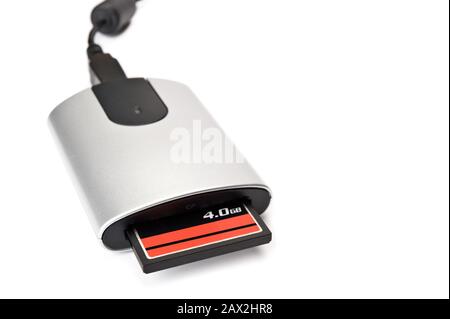 CompactFlash-Speicherkarte und Kartenleser auf weißem Hintergrund. Stockfoto