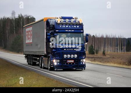 Schön angepasster blauer Scania R Topline Truck von R Sjobacka Transport ziehen Freja Sattelanhänger auf der Autobahn. Salo, Finnland. November 2019. Stockfoto