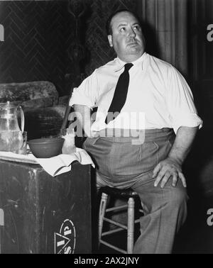 1939 , USA : Der gefeierte Filmregisseur ALFRED HITCHCOCK (* 1899 in HITCHCOCK, USA; † 1980 in REBECCA (* 1940 in Rebecca la prima moglie) Aus einem Roman von Daphne Du Maurier - KINO - FILM - REGISTA CINEMATOGRAFICO - TRILLER - GENIO DEL BRIVIDO - sul Set - Pancia - Bauch - grasso uomo - Fettmann - Fette - Krawatte - Krawatte - weißes Hemd - Camicia bianca - - - - - Archivio GBB Stockfoto