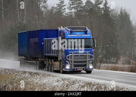 Blue Volvo FH16 für den Bau von E Gustafsson Oy auf der Straße im Winter Schneefall. Salo, Finnland. Februar 2020. Stockfoto