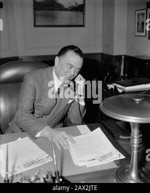 1940, 5. april, WASHINGTON, USA: Die Vereinigten Staaten feierten den FBI-Gründer EDGAR John HOOVER (* ca. Foto von Harris & Ewing, Washington. War der erste Direktor des Federal Bureau of Investigation (FBI) der Vereinigten Staaten. Als Direktor des Präsidiums von Investigationópredecessor wurde er an der FBIóin 1924 beteiligt und war 1935 maßgeblich an der Gründung des FBI beteiligt, wo er bis zu seinem Tod im Jahr 1972 Direktor blieb. Politica - POLITICO - POLITICA - POLITICO - POLITICO - POLITIKER - tie - cravatta - collar - colletto - EDGAR J. HOOVER - ANNI TRENTA - 30's - '30 - Desk - scrivania Stockfoto