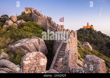 Maurische Burg und Pena Palace bei Sonnenuntergang in Sintra, Portugal. Stockfoto