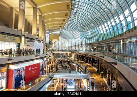 Innenansicht Der Shoppes in Marina Bay Sands, einem der größten Luxuszentren in Singapur. Stockfoto