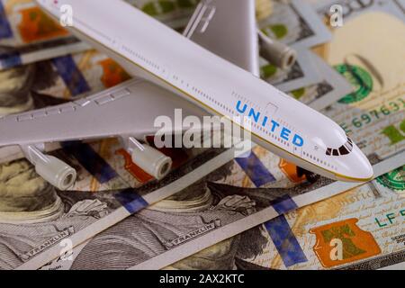 10. Februar 2020 Chicago IL: Dollarscheine für Background mit Boeing 737-990 von United Airlines Stockfoto