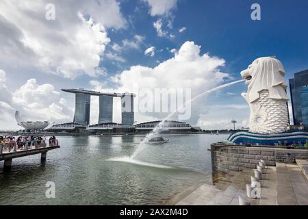 Blick auf die Statue von Merlion, Symbol von Singapur, mit berühmtem Hotel in Marina Bay Sands im Hintergrund. Stockfoto