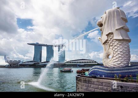 Blick auf die Statue von Merlion, Symbol von Singapur, mit berühmtem Hotel in Marina Bay Sands im Hintergrund. Stockfoto