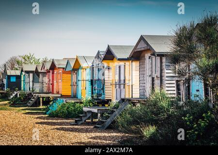 Farbenfrohe Cabanas säumen den Strand in der südöstlichen englischen Stadt Whitstable. Whitstable Bay Stockfoto