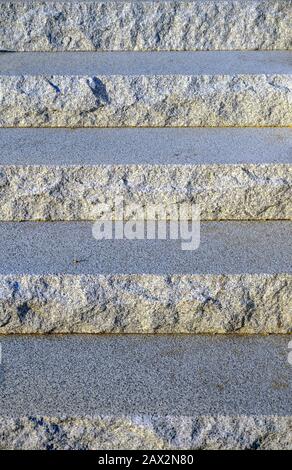 Treppen mit Stufen aus Granitblöcken mit zerbrochenen und geschnittenen Ebenen Stockfoto