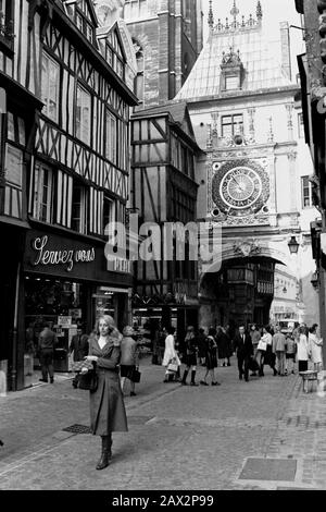 AJAXNETPHOTO. SEPTEMBER 1971. ROUEN, FRANKREICH. - PLACE DU GROS HORLOGUE - DIE GROSSE UHR - FUSSGÄNGERZONE UND EINKAUFSZENTRUM.FOTO: JONATHAN EASTLAND/AJAX REF:RX7 151204 210 Stockfoto