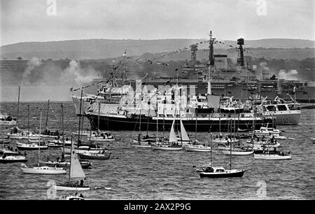 AJAXNETPHOTO. JULI 1977. SPITHEAD, ENGLAND. - SILVER JUBILEE FLEET - TEIL DER SILBERNEN JUBILEE MARINE- UND HANDELSFLOTTE DER KÖNIGIN, DIE AUF IHRE ÜBERPRÜFUNG DURCH IHRE MAJESTÄT MIT ZUSCHAUERBOOTEN IN ATTANDANCE VOR ANKER LAG.FOTO: JONATHAN EASTLAND/AJAX REF:77 23001 Stockfoto