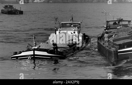 AJAXNETPHOTO. SEPTEMBER 1971. SEINE, FRANKREICH. - NAH DRAN - ZWEI LASTKÄHNE, DIE MIT AGGREGATEN BELADEN SIND, DIE SICH IN DER NÄHE DES PARISER AUSSENBEZIRKS VERBINDEN.FOTO: JONATHAN EASTLAND/AJAX REF:RX7 151204 164 Stockfoto