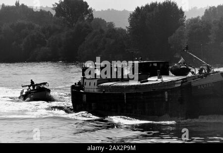 AJAXNETPHOTO. SEPTEMBER 1971. SEINE, FRANKREICH. - UNTER SCHLEPP - EIN PAAR LEERER FREYCINET MOTORBARGEN - PENICHES - DEN FLUSS IN RICHTUNG PARIS MIT EINER YACHT IM SCHLEPP HINAUFHÄMMERT.FOTO: JONATHAN EASTLAND/AJAX REF:RX7 151204 166 Stockfoto