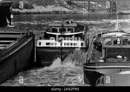 AJAXNETPHOTO. SEPTEMBER 1971. AMFREVILLE, FRANKREICH. - ENGER DRUCK - DIE FREYCINET PENICHE STE.ANNE, IHRE TREIBLADUNG, VERLÄSST DIE SCHLEUSE IN AMFREVILLE IN DER NÄHE VON POSEN AN DER SEINE, WÄHREND ANDERE LASTKÄHNE WARTEN ZU GEHEN. FOTO: JONATHAN EASTLAND/AJAX REF:RX7 151204 147 Stockfoto