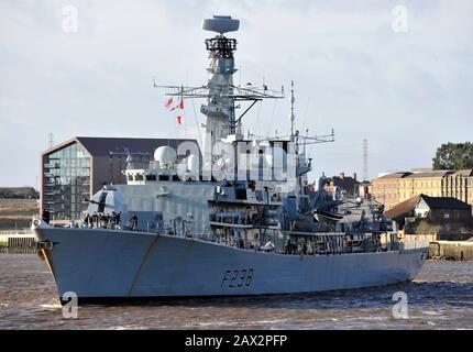 AJAXNETPHOTO. FEBRUAR 2020. HAFEN VON TYNE, ENGLAND. - FREGATTE FÄHRT AB - FREGATTE VOM TYP 23, HMS NORTHUMBRLAND, VERLÄSST TYNESIDE NACH EINEM GOODWILL-BESUCH. DIE FÜR SONNTAG, DEN 9. FEBRUAR ANGESETZTE ABFAHRT WURDE WEGEN DES STURMS CIARA VERZÖGERT. FOTO: TONY HOLLAND/AJAX REF:DTH201002 38475 Stockfoto