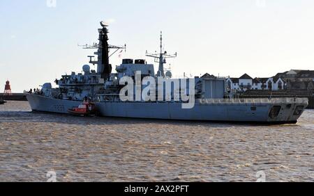 AJAXNETPHOTO. FEBRUAR 2020. HAFEN VON TYNE, ENGLAND. - FREGATTE FÄHRT AB - FREGATTE VOM TYP 23, HMS NORTHUMBRLAND, VERLÄSST TYNESIDE NACH EINEM GOODWILL-BESUCH. DIE FÜR SONNTAG, DEN 9. FEBRUAR ANGESETZTE ABFAHRT WURDE WEGEN DES STURMS CIARA VERZÖGERT. FOTO: TONY HOLLAND/AJAX REF:DTH201002 38485 Stockfoto