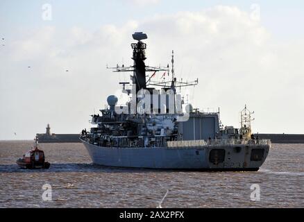 AJAXNETPHOTO. FEBRUAR 2020. HAFEN VON TYNE, ENGLAND. - FREGATTE FÄHRT AB - FREGATTE VOM TYP 23, HMS NORTHUMBRLAND, VERLÄSST TYNESIDE NACH EINEM GOODWILL-BESUCH. DIE FÜR SONNTAG, DEN 9. FEBRUAR ANGESETZTE ABFAHRT WURDE WEGEN DES STURMS CIARA VERZÖGERT. FOTO: TONY HOLLAND/AJAX REF:DTH201002 38492 Stockfoto