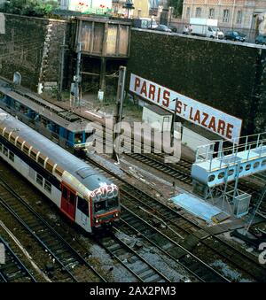 AJAXNETPHOTO. PARIS, FRANKREICH. - STATIONSANFLÜGE - ZÜGE DER SNCF, DIE DEN BAHNHOF GARE ST.LAZARE VERLASSEN; NAME AN DER WAND, DIE ZUR ENDSTATION FÜHRT.FOTO: JONATHAN EASTLAND/AJAX REF:544160 1 6 Stockfoto