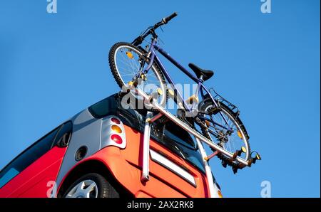 Blick vom Boden eines Fahrradträgers auf der Rückseite eines Autos Stockfoto